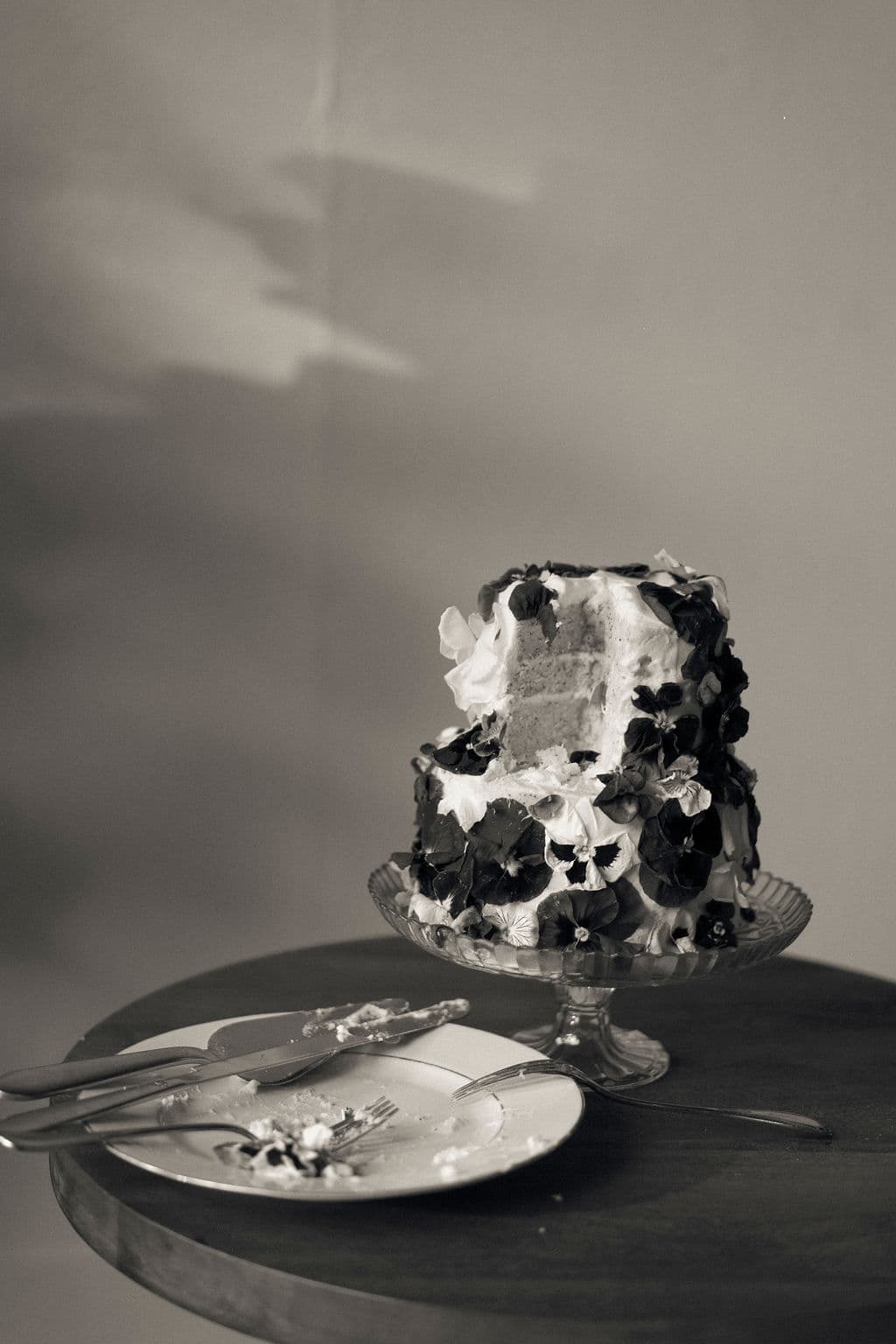 Couple cutting wedding cake at elegant Dallas celebration